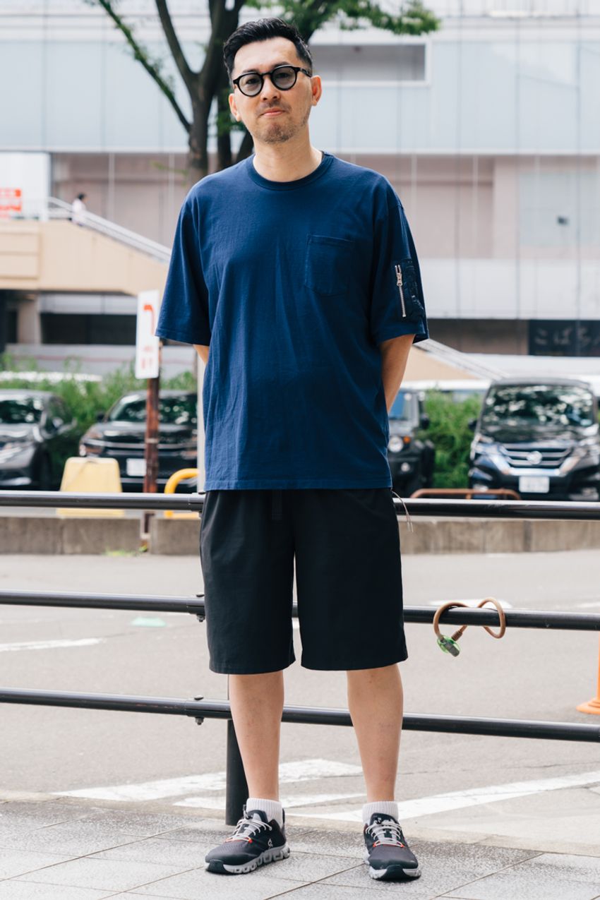 「ネイビー」の1点使いが効く！品格と清潔感を獲得する万能カラーを駆使した街角の3人 - 2枚目の画像