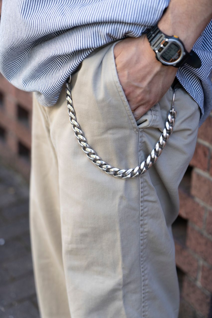 ウォレットチェーン、みんな何使ってる？ 自然的な装いでさらりと魅せた、街角の3人から調査！ - 6枚目の画像