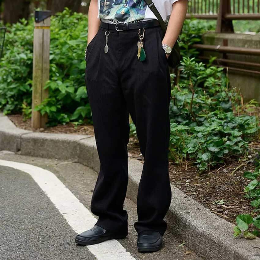 黒パンツは“古着”が小洒落てる！夏の街角でキャッチした3人のコーデ好例とともに - 1枚目の画像