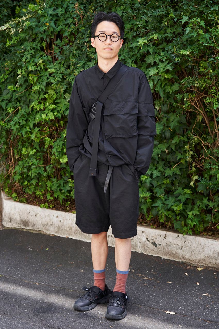 「テック系シャツ」が手放せない！ 長引く残暑を軽快＆快適に過ごす3人のスタイル集 - 1枚目の画像