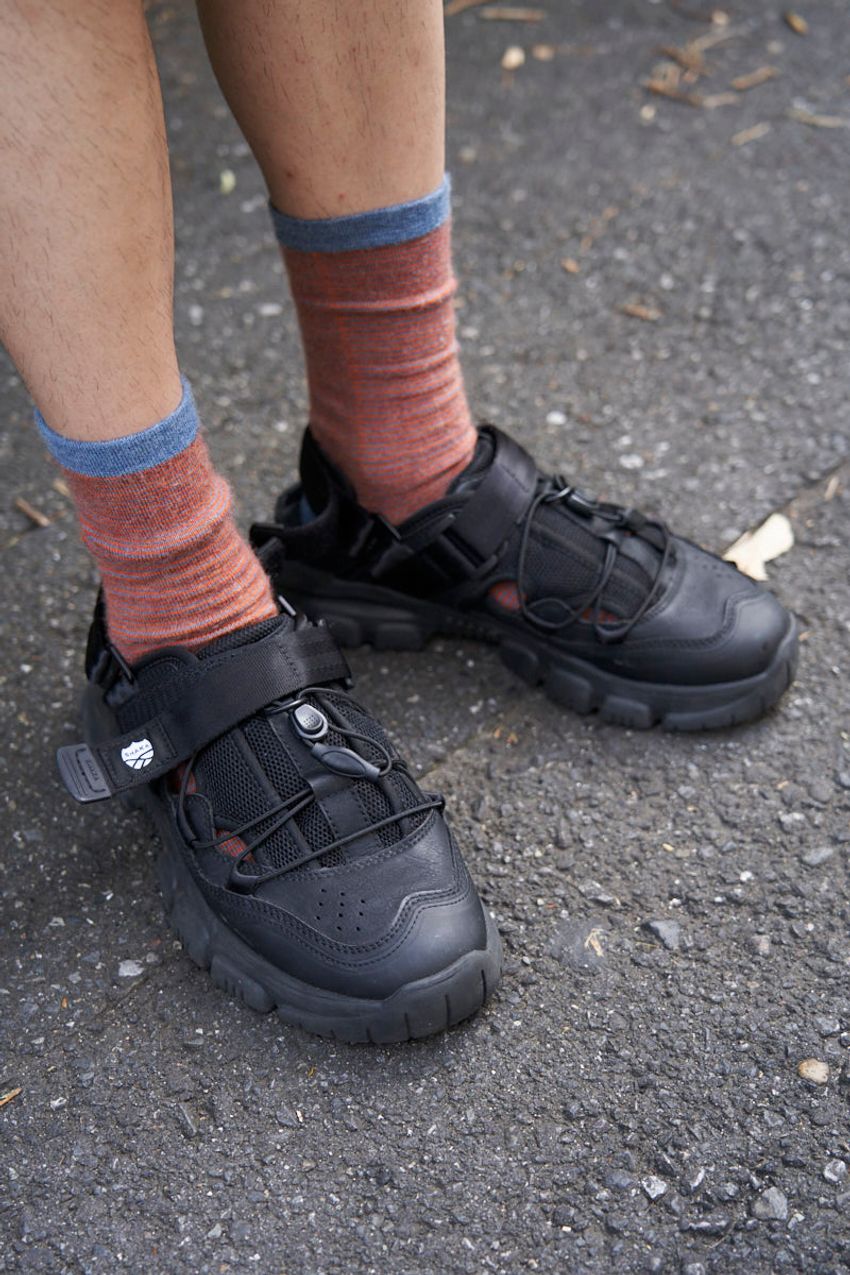 「テック系シャツ」が手放せない！ 長引く残暑を軽快＆快適に過ごす3人のスタイル集 - 3枚目の画像