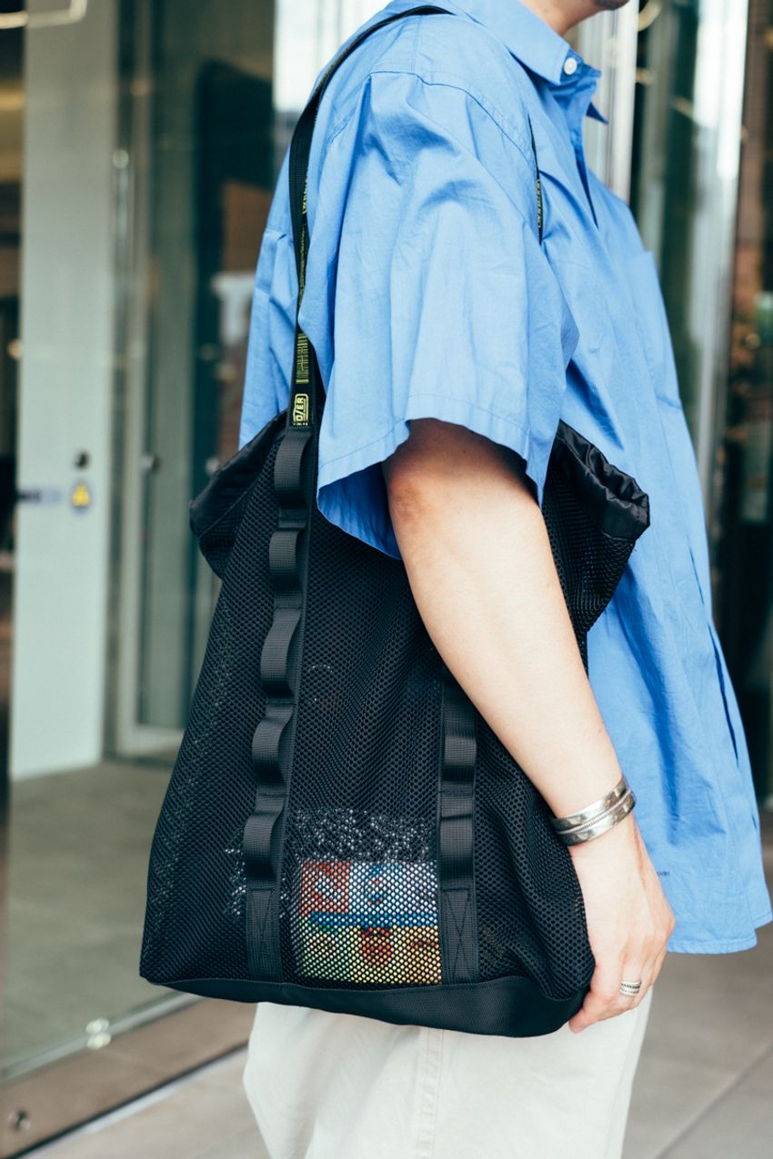 「テック系シャツ」が手放せない！ 長引く残暑を軽快＆快適に過ごす3人のスタイル集 - 5枚目の画像