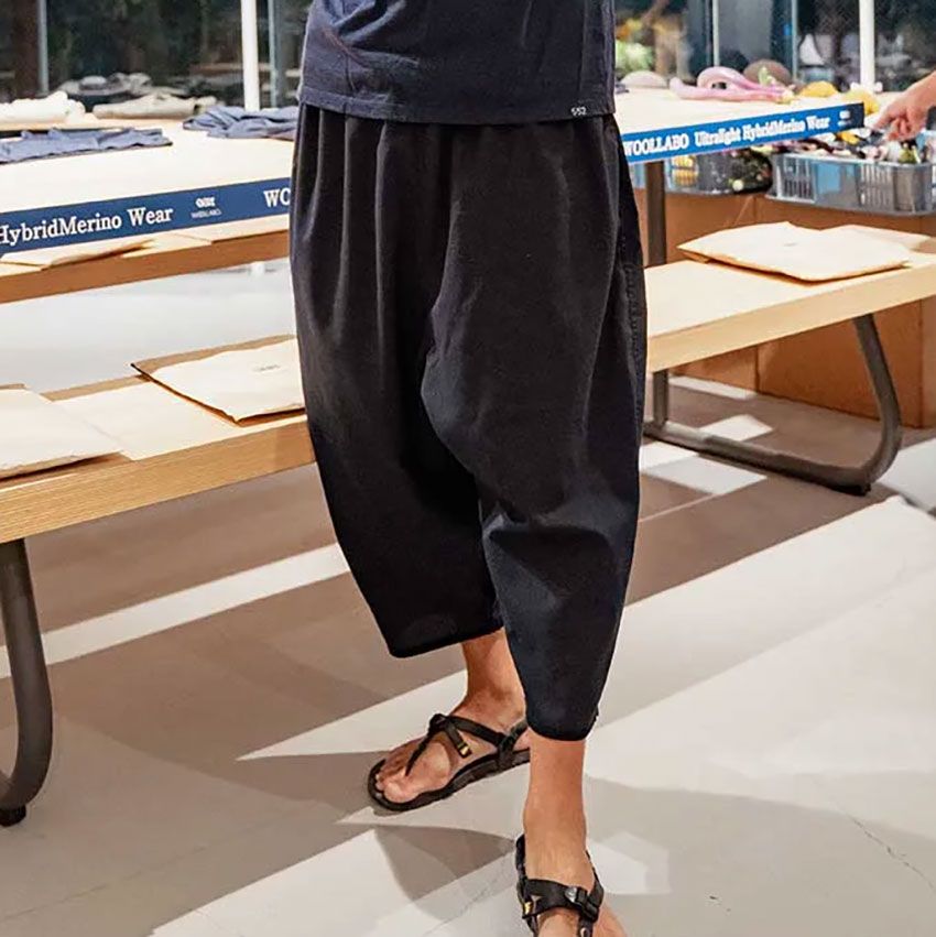 “裾絞りダボパンツ”が夏の味方になる！街行く洒落者スナップ3選でその実力を検証 - 1枚目の画像