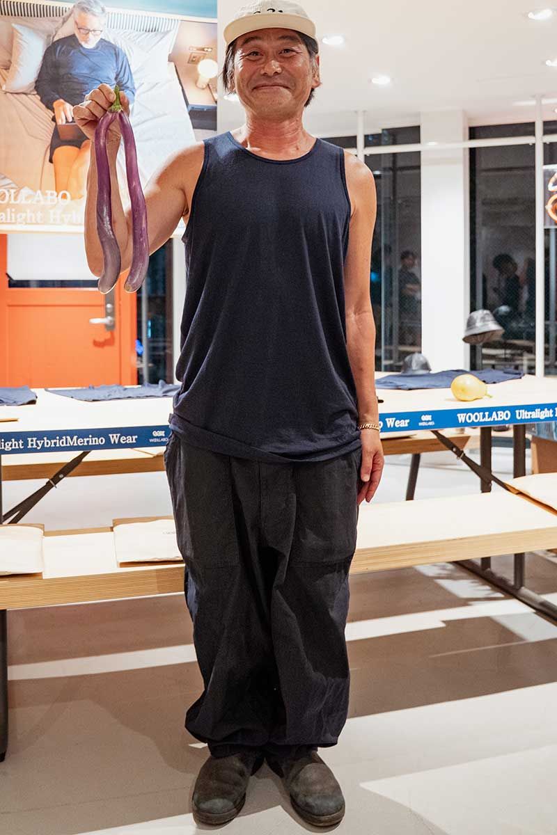 カットソー=SSZ パンツ=ブローシャー シューズ=ブランドストーン ブレスレット=ノーブランド