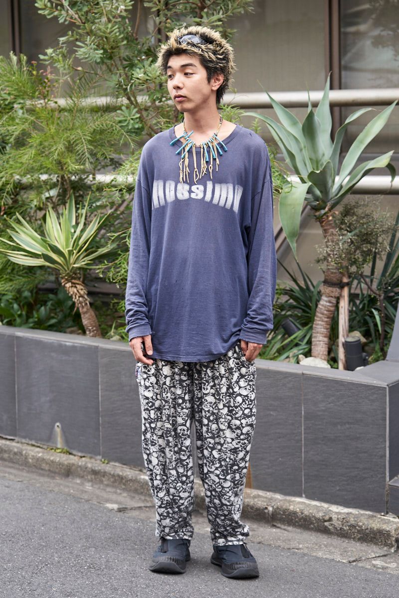 Tシャツ、パンツ、、眼鏡=すべて古着 シューズ=コンバース ネックレス=ガラ ブレスレット=バーバリー