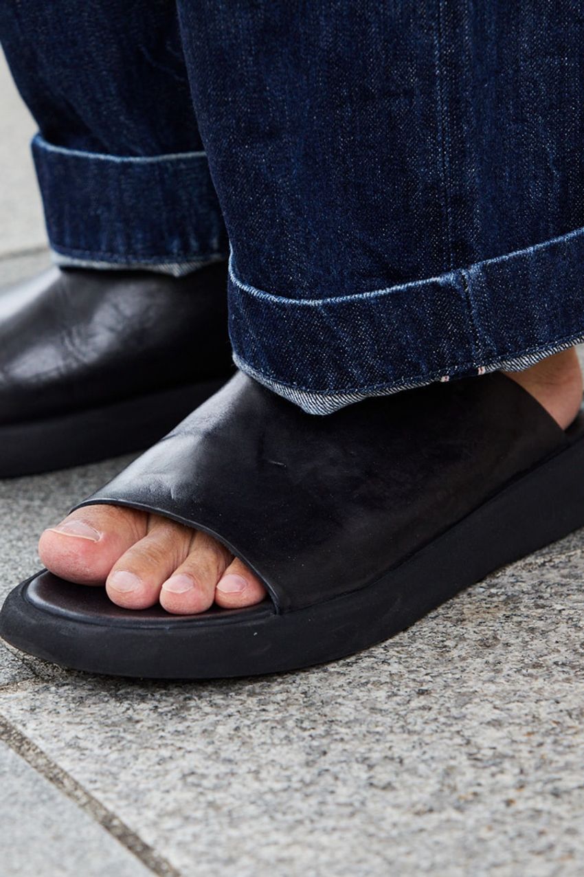 “細身デニム”が返り咲きの兆候！すでに取り入れた街の洒落者3名をスナップで - 7枚目の画像