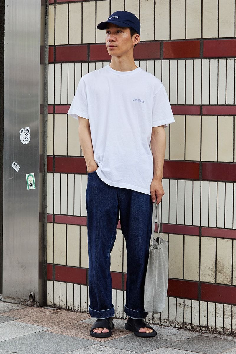 Tシャツ、キャップ=ともにアフターウィンター デニム=ブルーナボイン サンダル=ブラドール バッグ=エンダースキーマ