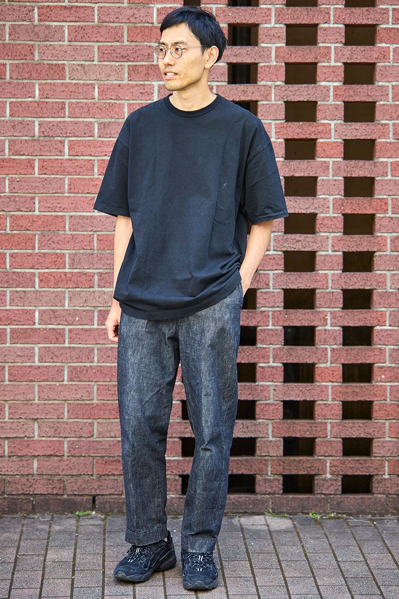 Tシャツ＝エイトン　スニーカー＝アシックス　眼鏡＝イエローズプラス