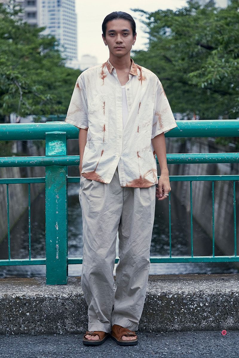 パンツ、サンダル＝ともにホーボー