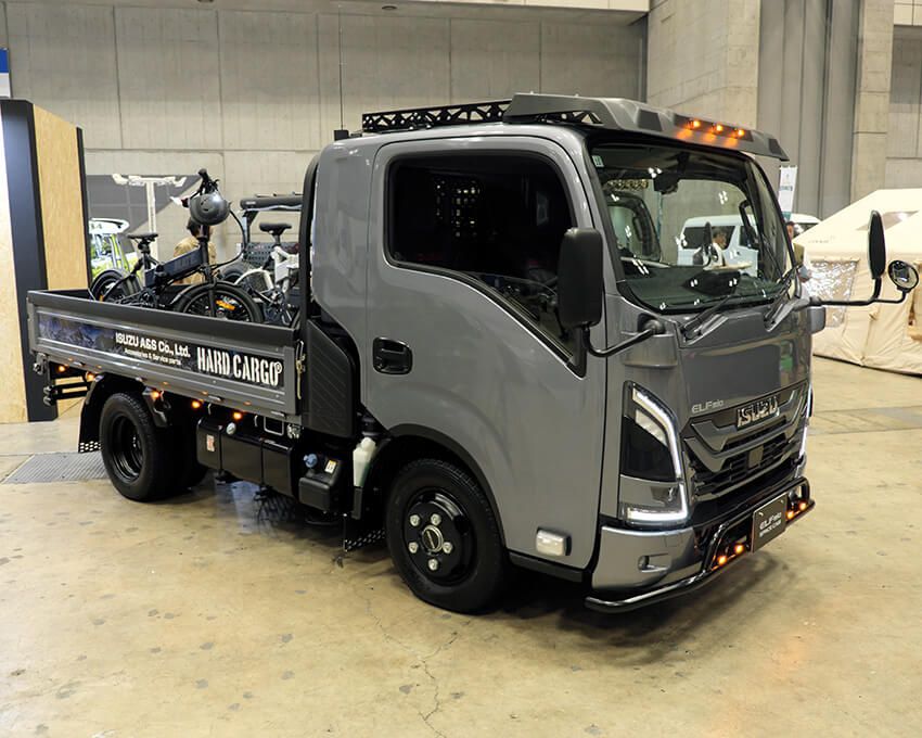 いすゞエルフミオ スペースキャブ特別仕様車。下のシングルキャブよりシート後ろが広い。