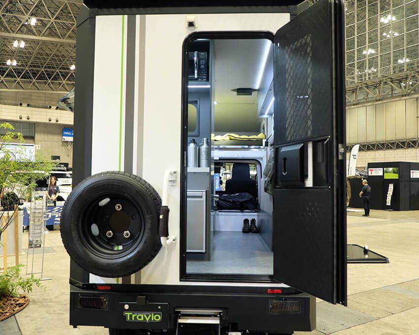 入り口から奥行きがあるので、スキー板とかも余裕をもって積んで行けそう。