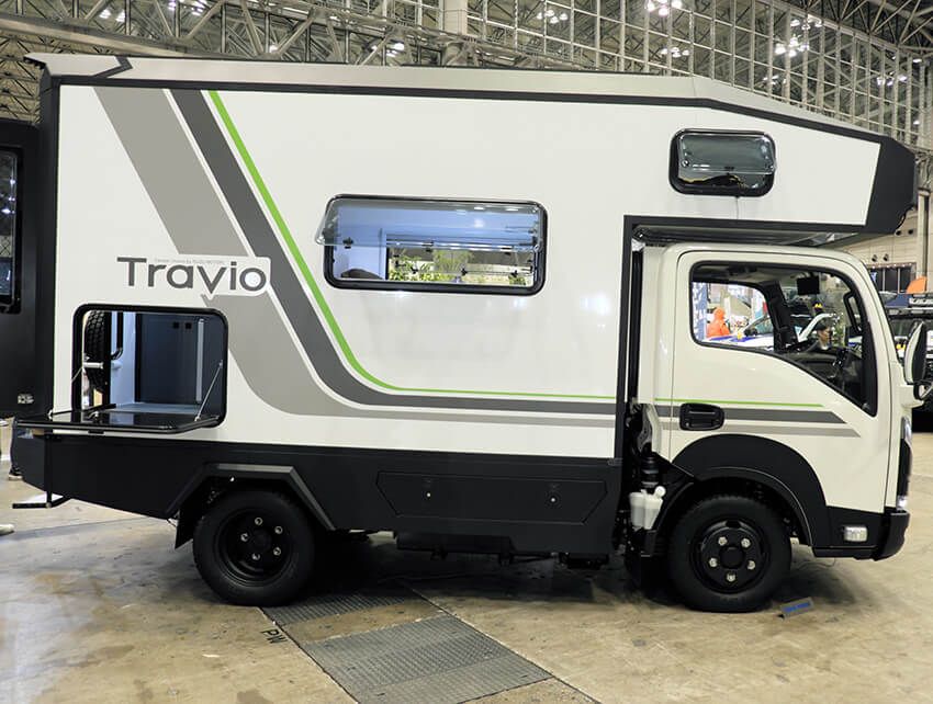 キャンピングカー専用シャシー「トラヴィオ」を日本特殊ボディー社が架装したキャンピングカー「ラヴィオ エクスペディション ストライカー」。