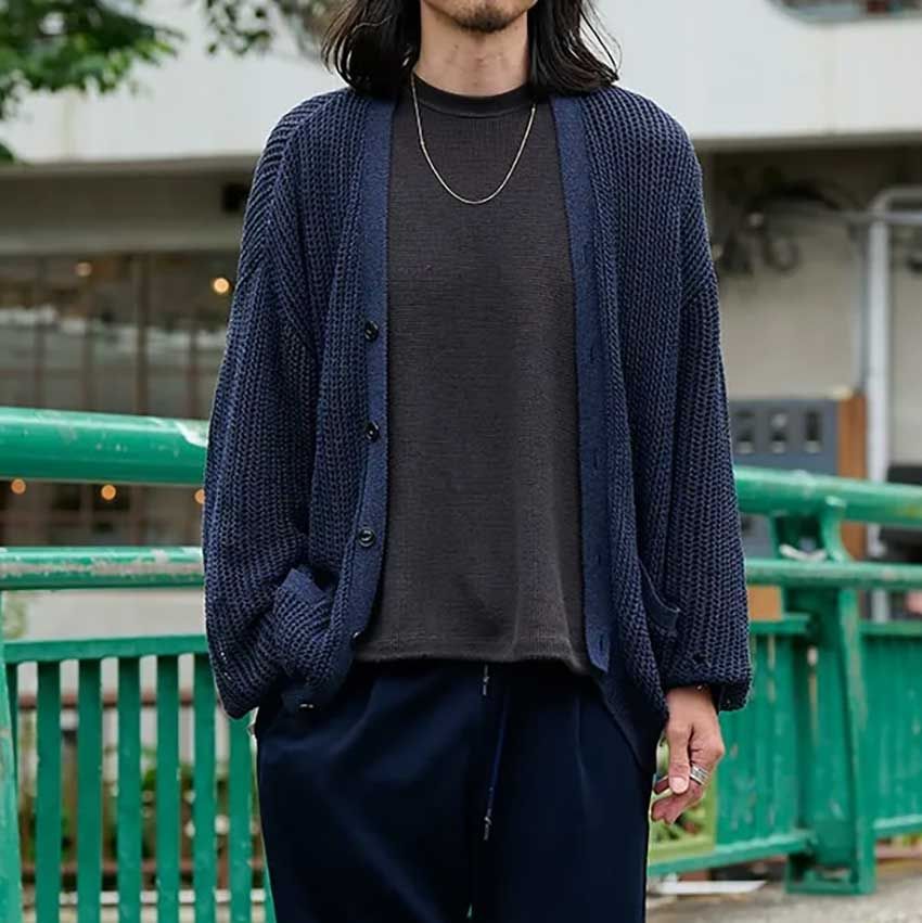 超簡単にキマる“理想的オールネイビーコーデ”3選。共通点は「上下ブランド揃え」だった！ - 1枚目の画像