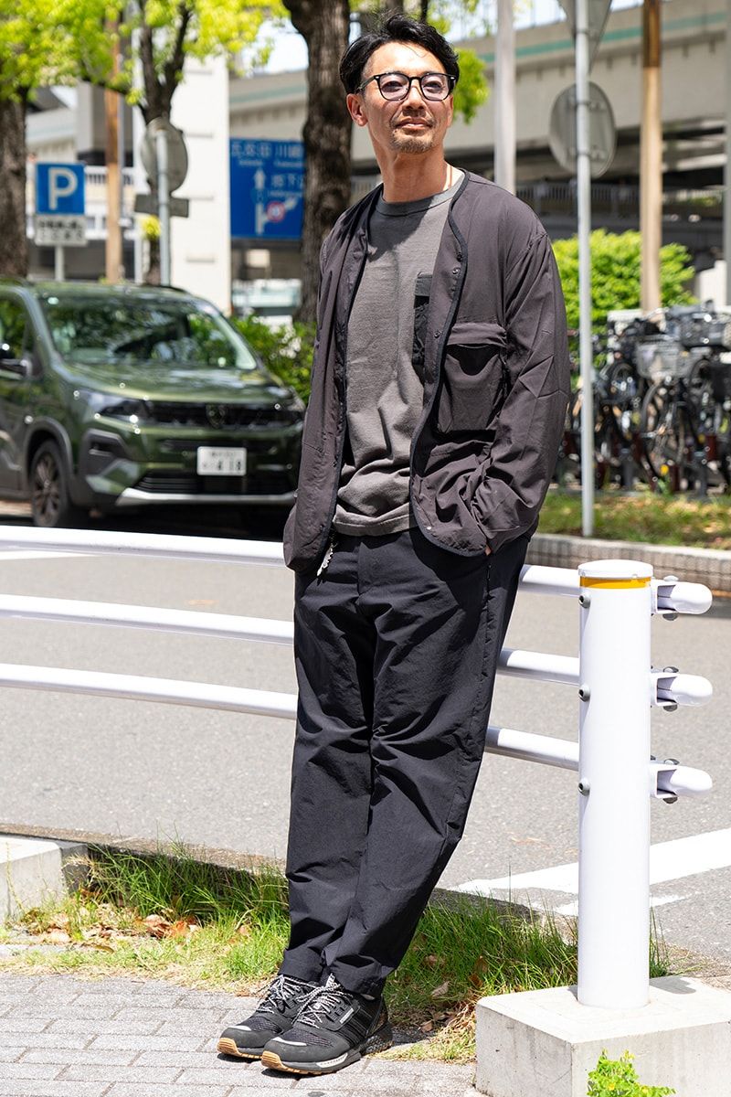 カーディガン＝ナンガ　Tシャツ、パンツ、スニーカー＝すべてネイバーフッド　眼鏡＝ユニクロ