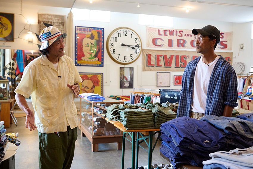 内田 斉。1969年生まれ。原宿の老舗古着店「サンタモニカ」で18年間勤務。独立後の2005年、中目黒に「ジャンティーク」を立ち上げ、ファッション業界を中心に絶大な支持を集める。2019年、地元・群馬県高崎市に2号店「ジャンティーク 内田商店」をオープンし、一躍話題に。右●宮島尊弘。1970年生まれ。専門学校を卒業後、さまざまな職を経て渡英。帰国後はスタイリストとして多くのアーティストや俳優のスタイリングを担当。