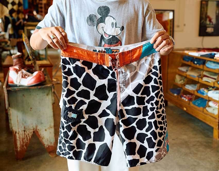 カーハートの黒パンツ、プリンスT、サーフショーツも！鈴木真悟が「内田商店」で出合った秀逸古着4選 - 22枚目の画像