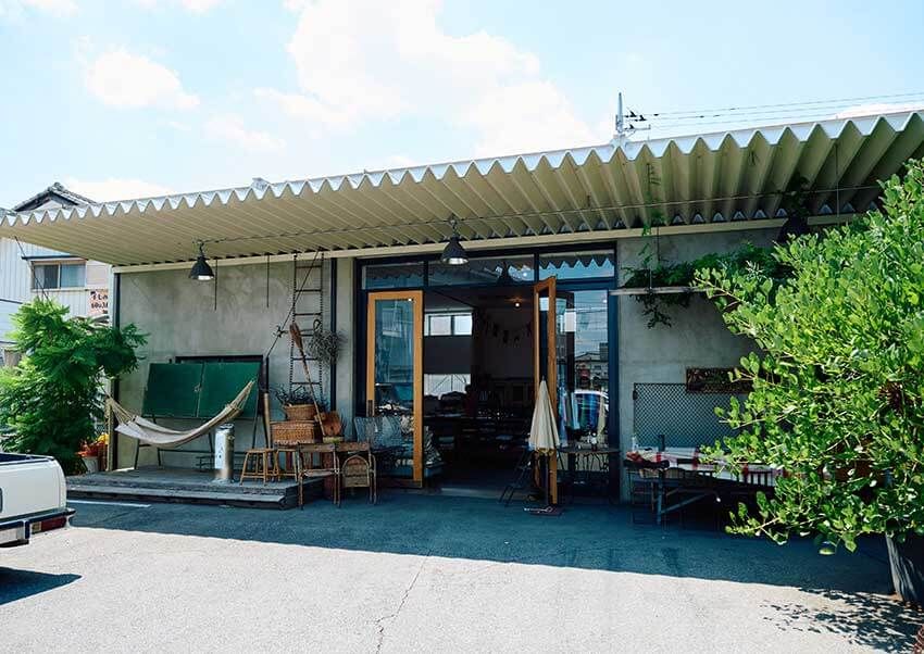 「ジャンク」と「アンティーク」を掛け合わせた店名の通り、希少な古着から新品まで幅広いラインナップを誇る。倉庫を改装した広大なメインスペースと、中目黒店を思わせるサブスペースの二部構成だ。