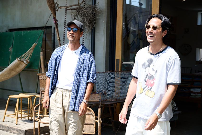 左●鈴木真悟。1982年生まれ。「サタデーズ ニューヨークシティ」で活躍したのち、2020年に独立。「19SO（ナインティーンエスオー）」を設立する。右●宮島尊弘。1970年生まれ。専門学校を卒業後、さまざまな職を経て渡英。帰国後はスタイリストとして多くのアーティストや俳優のスタイリングを担当。二人は公私共に仲の良い先輩・後輩の間柄。