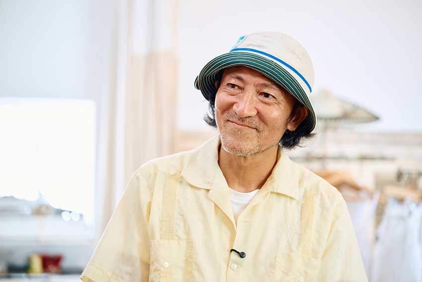 内田 斉。1969年生まれ。原宿の老舗古着店「サンタモニカ」で18年間勤務。独立後の2005年、中目黒に「ジャンティーク」を立ち上げ、ファッション業界を中心に絶大な支持を集める。2019年、地元・群馬県高崎市に2号店「ジャンティーク 内田商店」をオープンし、一躍話題に。