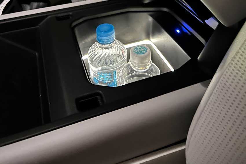 暗くなると、自動的にライトが光るので「飲み物どこだ？」と見失うこともない。