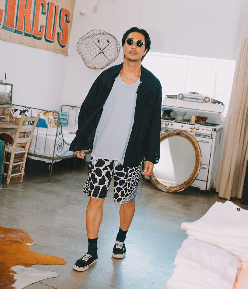 シャツ、タンクトップ、パンツ＝すべて古着　ソックス＝デラックス　シューズ＝ヴァンズ　サングラス＝アヤメ