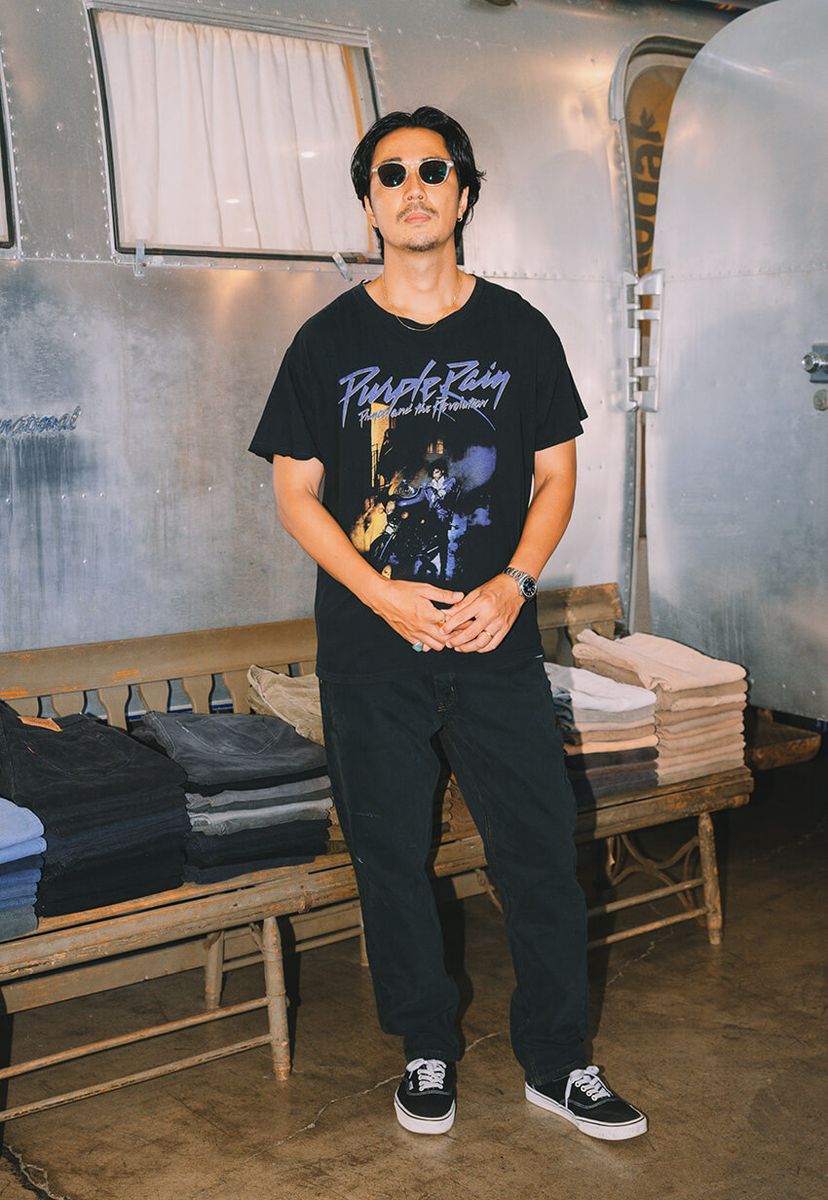 Tシャツ＝古着　タンクトップ＝フルーツオブザルーム　シューズ＝ヴァンズ　サングラス＝アヤメ