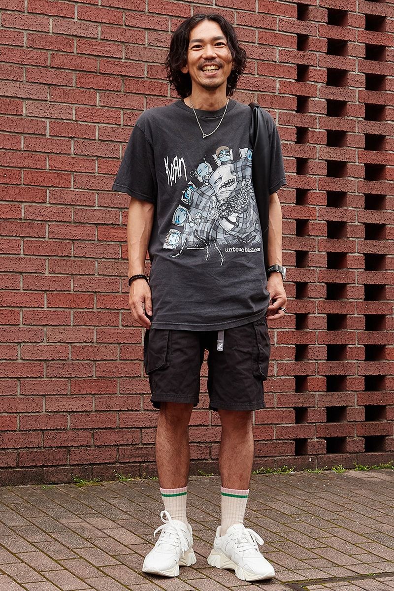 Tシャツ=古着 ショーツ=グラミチ スニーカー=ヴェルサーチ 腕時計=オメガ バッグ=メゾンマルジェラ