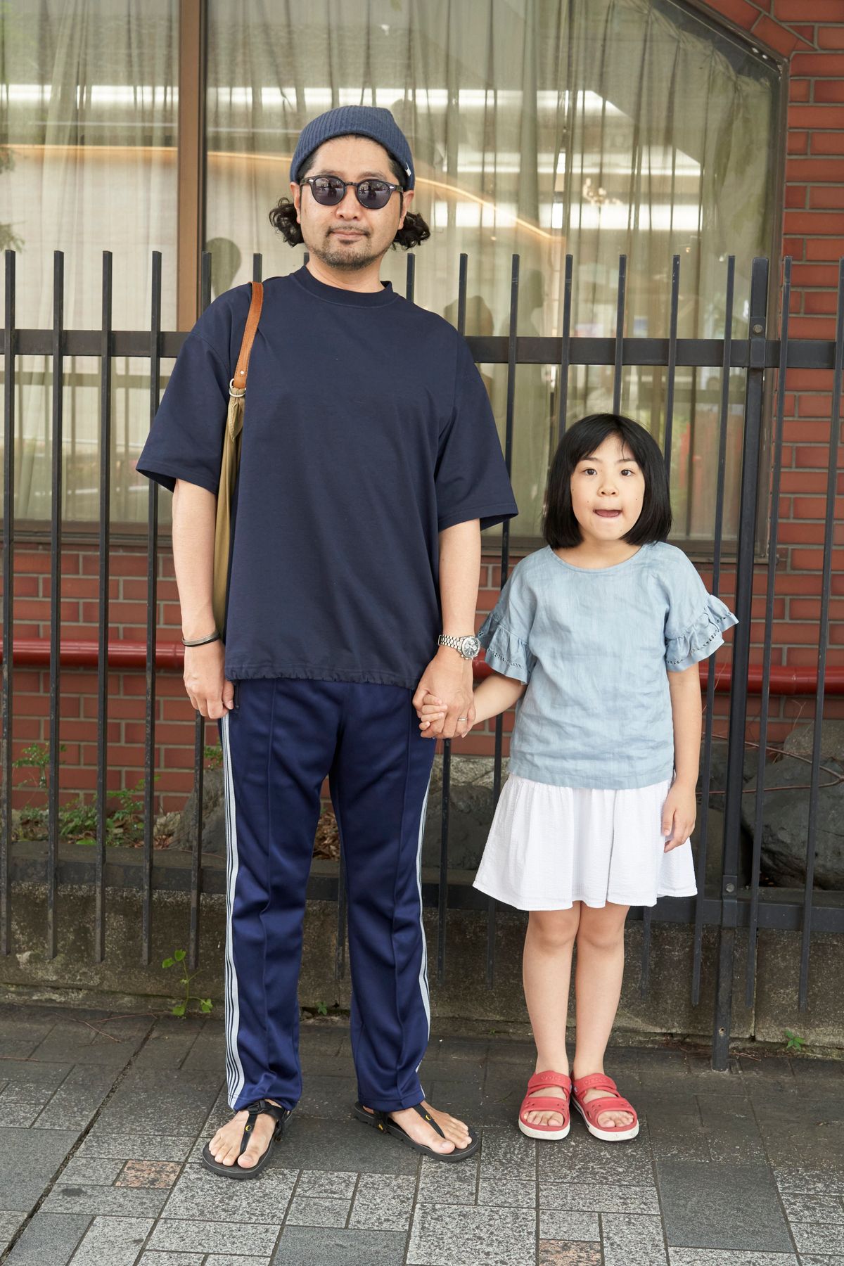 Tシャツ=ダイワピア39 パンツ=ニードルズ シューズ=ルナサンダル 帽子=バートン 眼鏡=モスコット バッグ=スロウ 腕時計=オメガ バングル=ルグラム