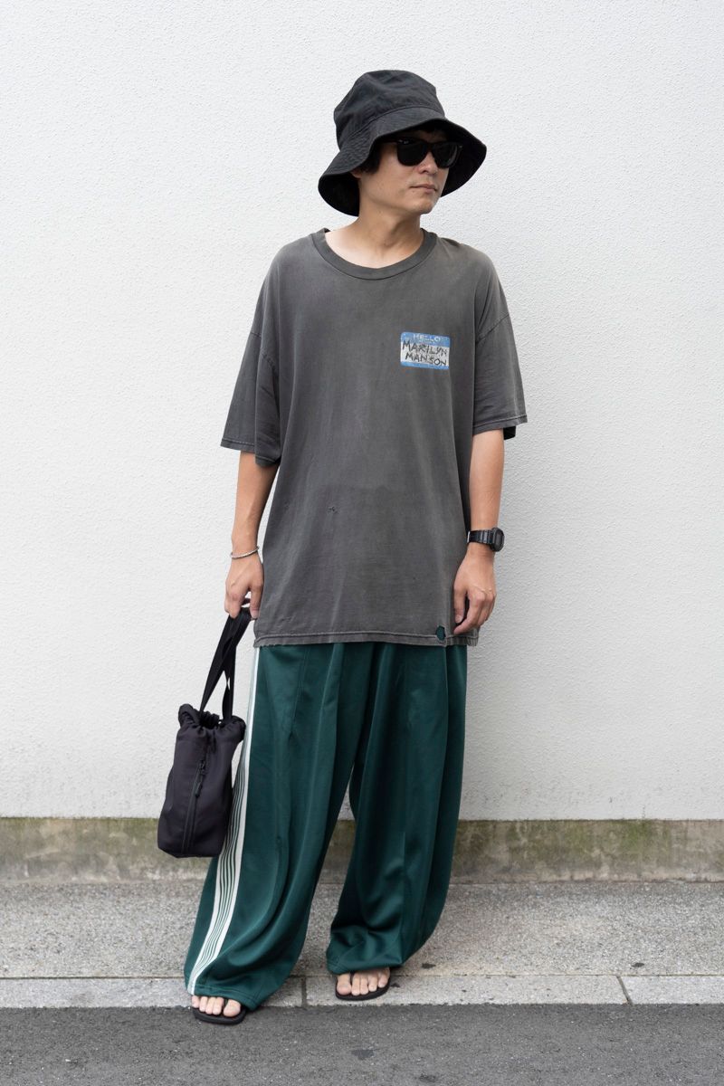 Tシャツ=古着 パンツ=ニードルズ シューズ=ハワイアナス 帽子=ニューエラ 眼鏡=レイバン バッグ=ノーティブ/カンテラ 腕時計=カシオ バングル=ビルウォールレザー