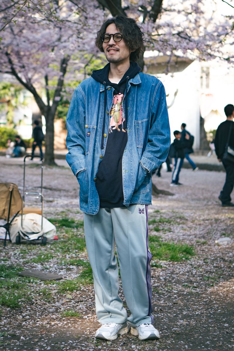 ジャケット=オシュコシュ パンツ=ニードルズ シューズ=アシックス 眼鏡=エナロイド