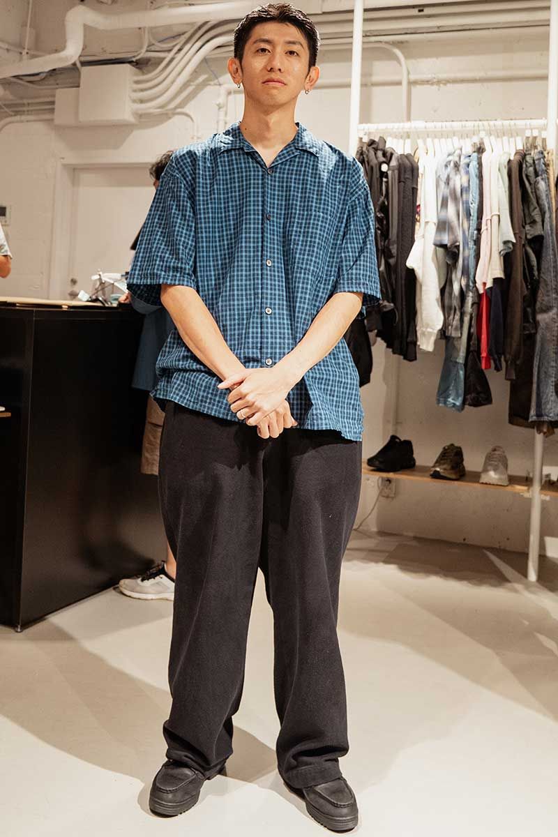 Tシャツ=theA パンツ=アプレッセ 靴=ティンバーランド アクセサリー=ビームス