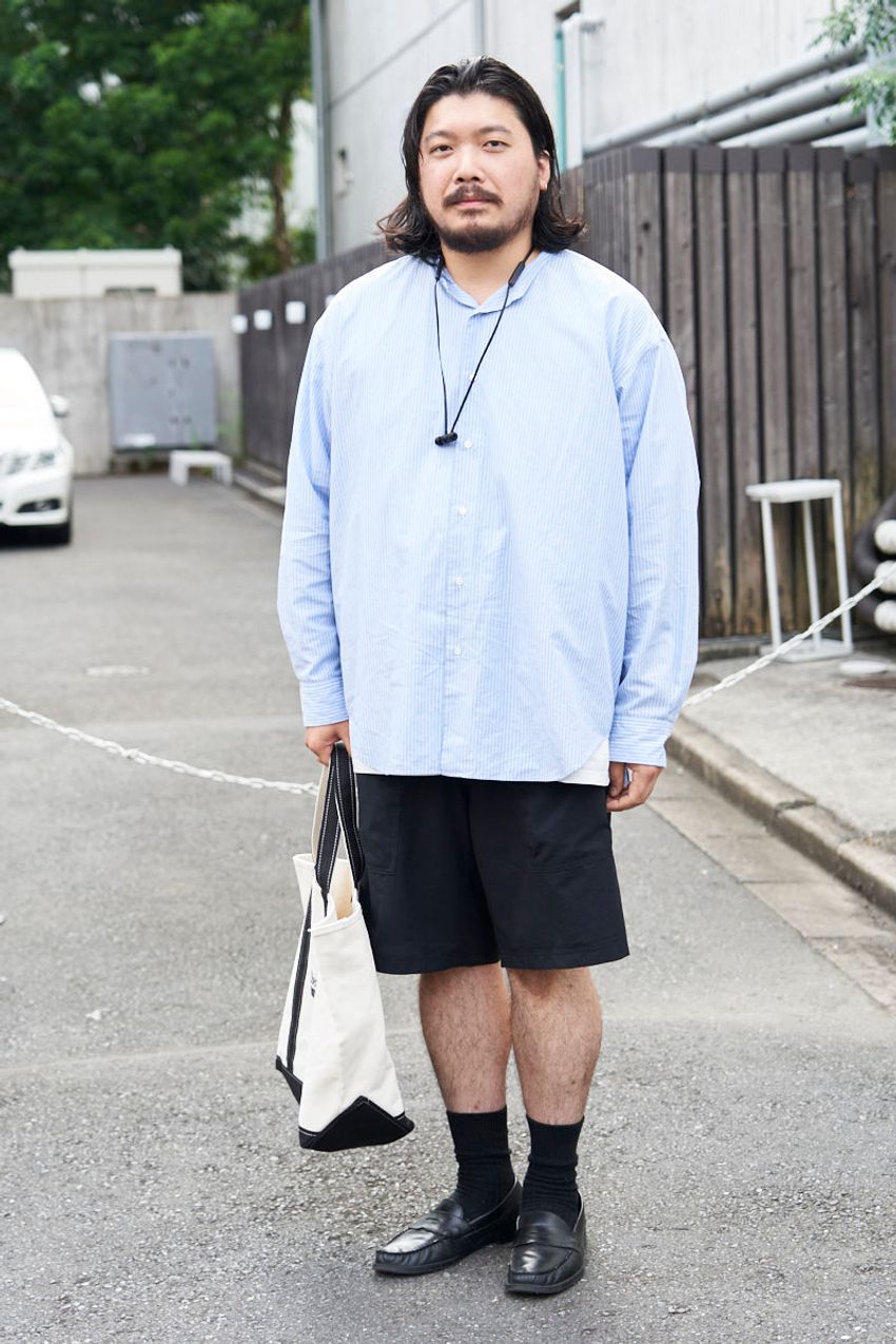 【青×黒】絶対に失敗しない黄金コンビ。“清涼感”と“落ち着き”を両得した3人の着こなし術 - 4枚目の画像