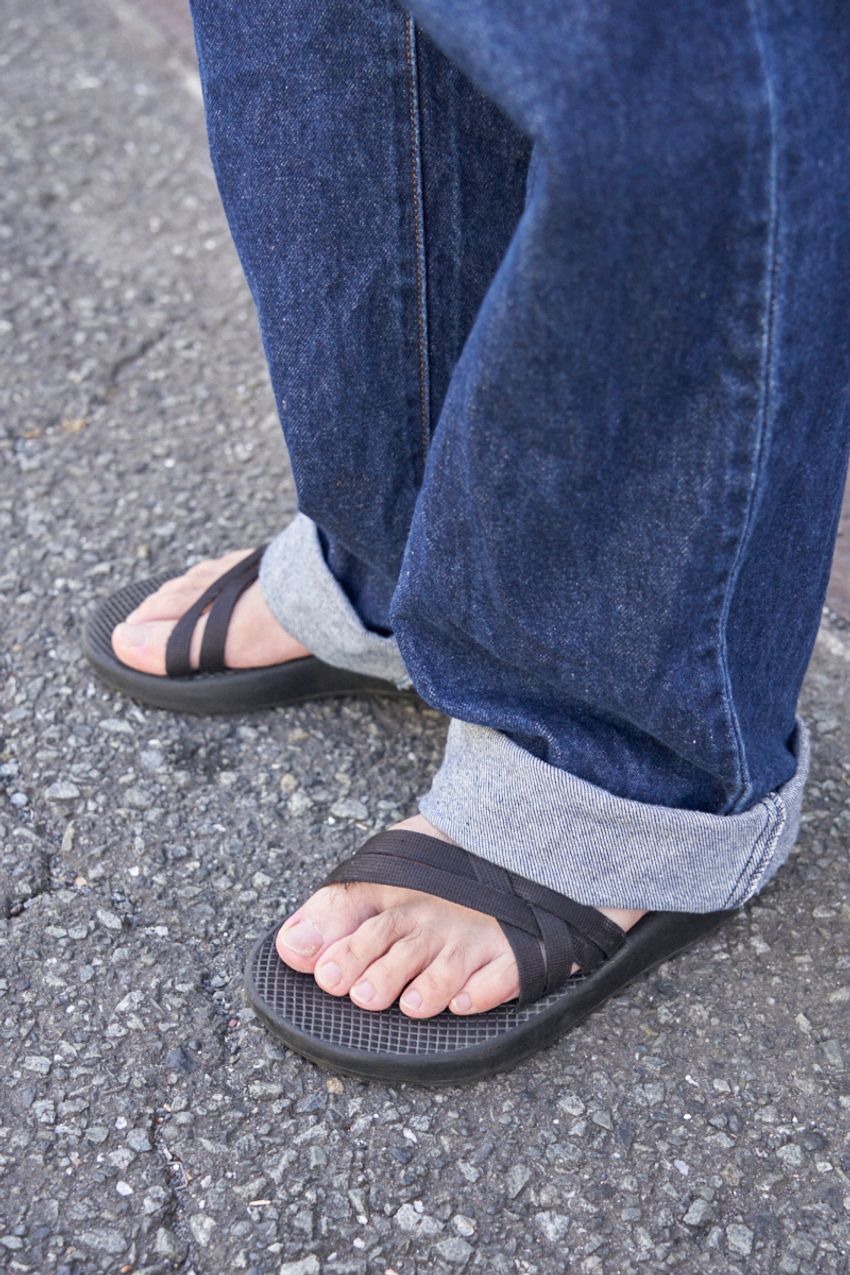 「ポロシャツ×デニム」の“ネイビーコーデ”は清潔感＆好感度抜群だ！街角スナップで解説 - 9枚目の画像