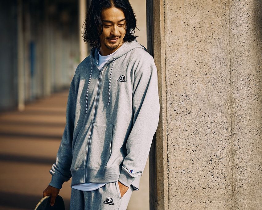 パーカ9790円、パンツ8690円／ともにチャンピオン（ヘインズブランズ ジャパン カスタマーセンター　0120-456-042）