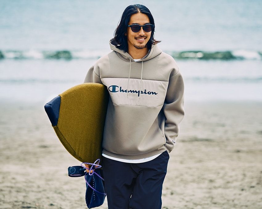 パーカ1万2650円、パンツ9790円／ともにチャンピオン（ヘインズブランズ ジャパン カスタマーセンター　0120-456-042）