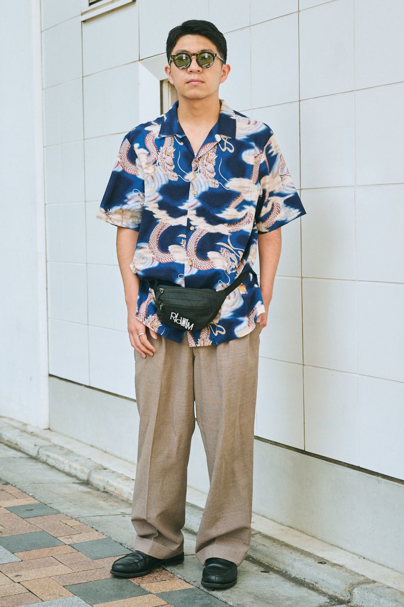 シャツ、パンツ＝ともに古着