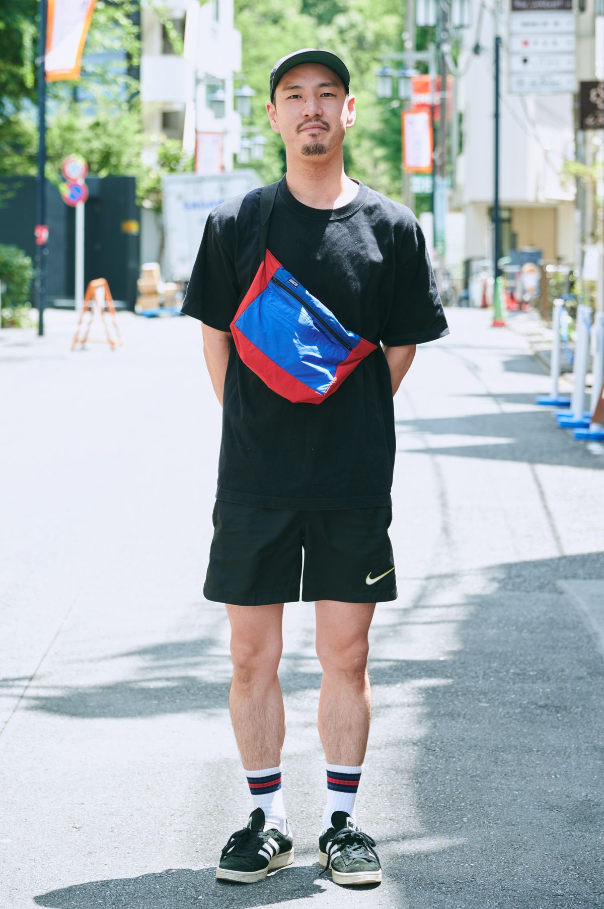 Tシャツ＝ヘインズ