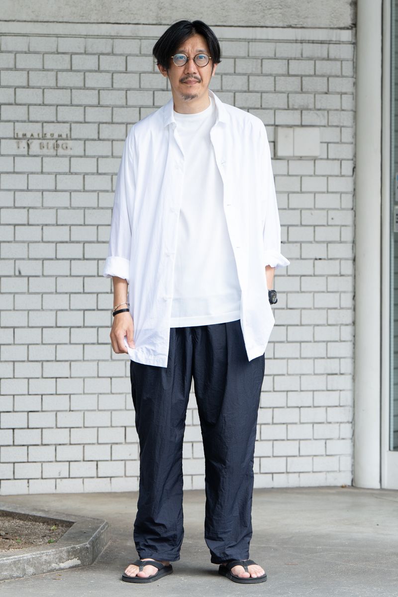 シャツ、Tシャツ、パンツ=すべてテアトラ シューズ=サンダルマン 眼鏡=スタンシーラマー バングル=ショロジュエリー 腕時計=トレーサー