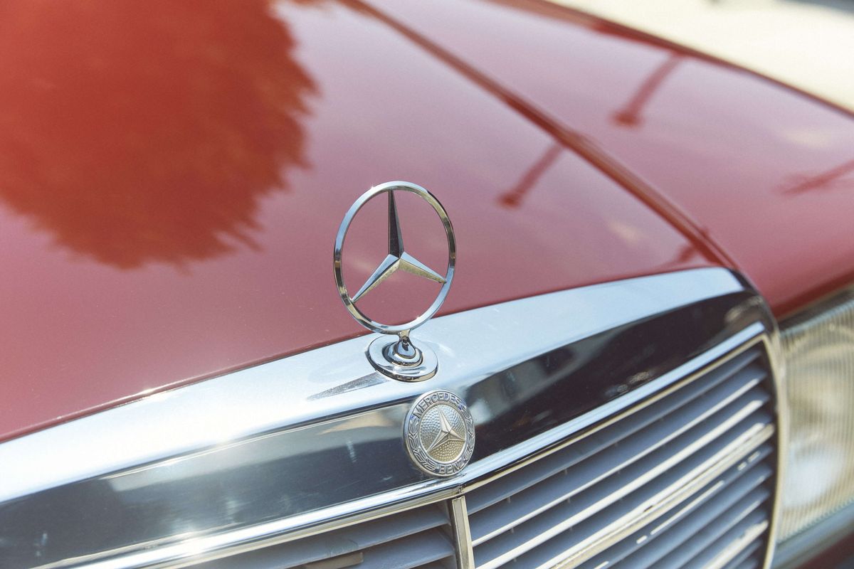 スリーポインテッドスターが誇らしげに輝く。