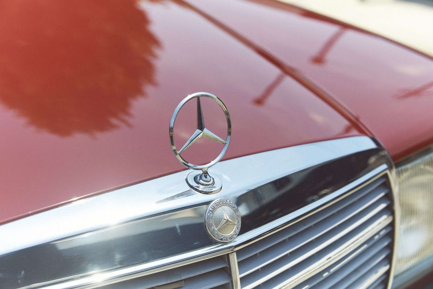 YOU「これが私にとって最後の車」。愛車遍歴はすべてベンツ！ 現・相棒“80年代ヴィンテージ車”を拝見 - 2枚目の画像