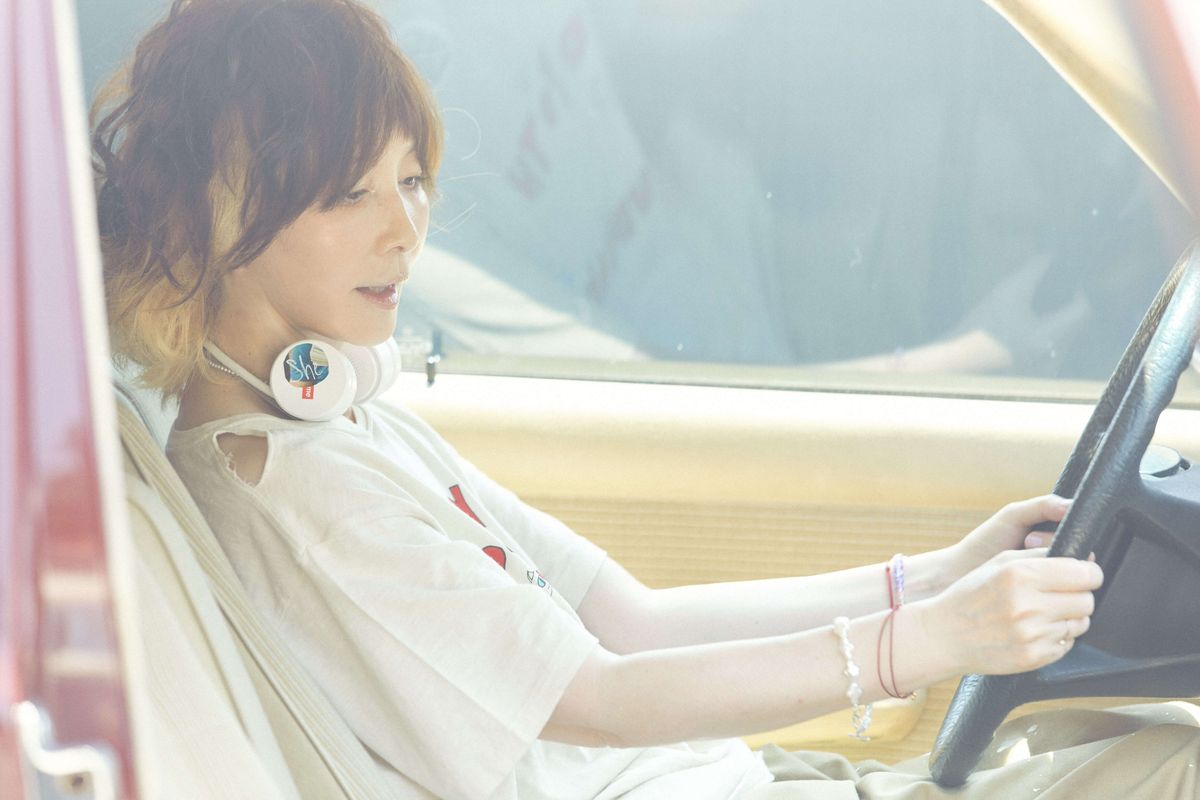 YOU●1964年、東京生まれ。18歳の頃からモデルとして活動する。数多くのテレビ番組やCMに出演し、雑誌のエッセイを手掛けるなど幅広い分野で活躍。ドラマ、舞台、映画出演のオファーも多く、女優としても独自の地位を獲得している。