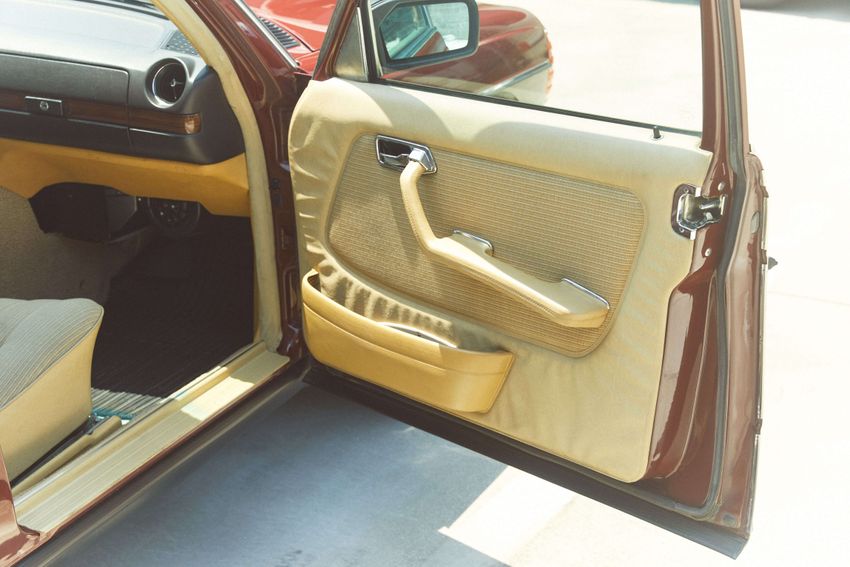 YOU「これが私にとって最後の車」。愛車遍歴はすべてベンツ！ 現・相棒“80年代ヴィンテージ車”を拝見 - 10枚目の画像