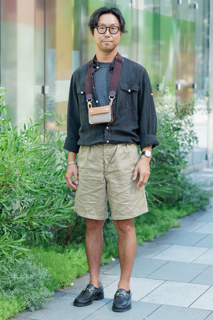 シャツ=ラルフローレン パンツ=不明 シューズ=グッチ 眼鏡=ジュリアスタートオプティカル 腕時計=アイダブリューシー ブレスレット=ティファニー リング=エルメス 財布=サンカッケー アクセサリー=ルイヴィトン