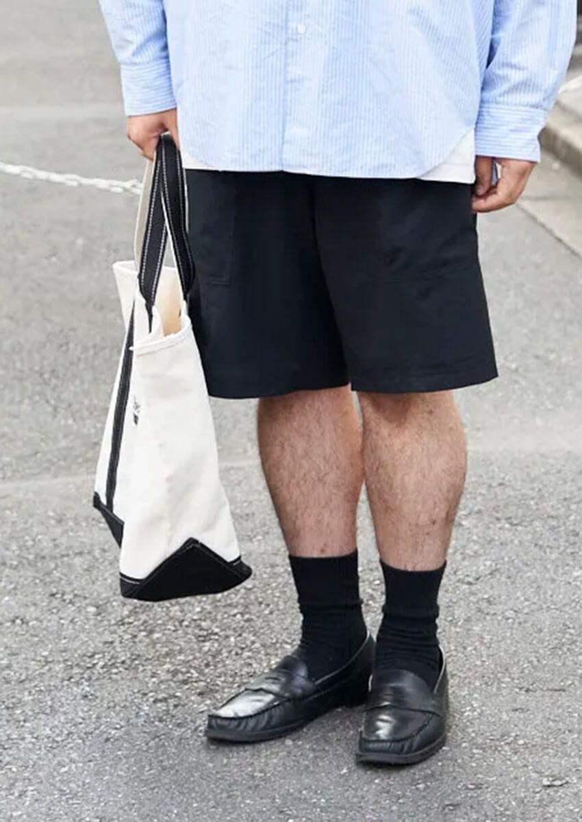 これぞ大人の余裕。「ショーツ＆革靴」を合わせた、街角のスタイルサンプル3選！ - 1枚目の画像