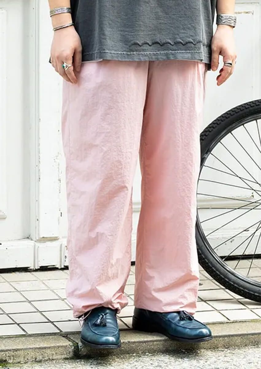 “淡いカラーパンツ”トレンドが上陸中？白黒とのモノトーンとも好相性！コーデ好例をスナップで - 1枚目の画像