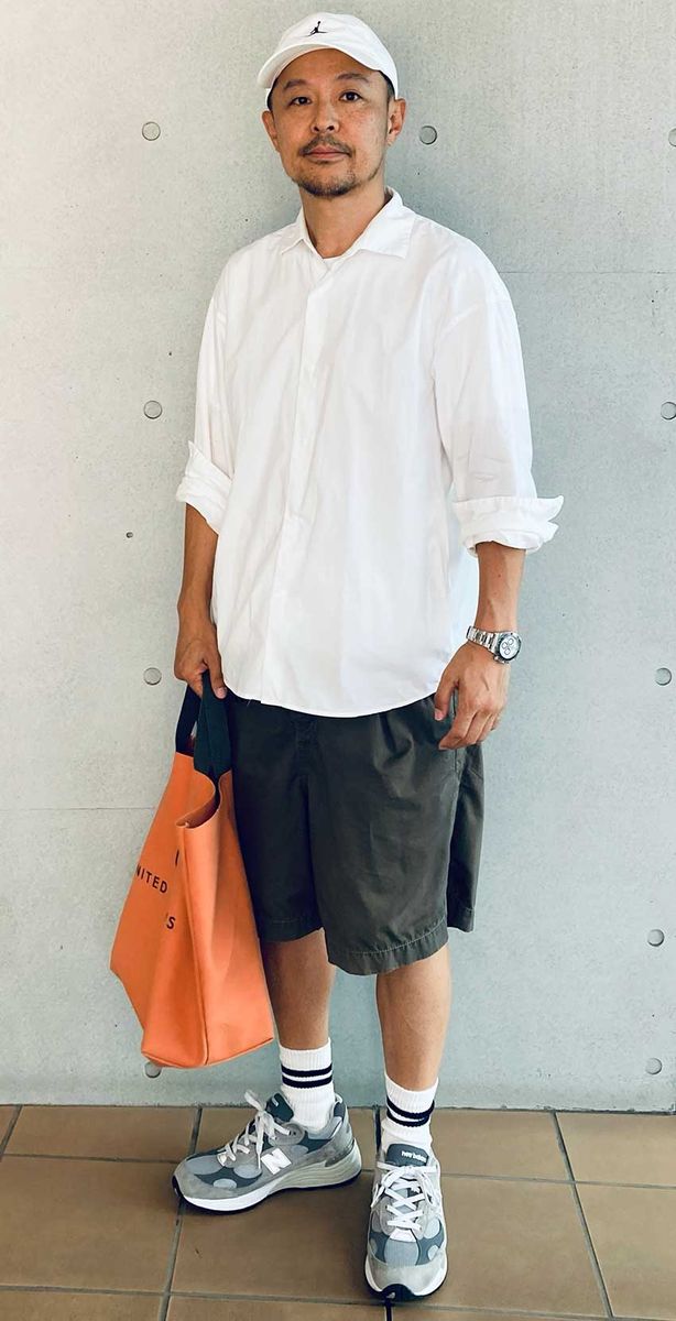 白シャツ＆短パンにさらっと白文字盤のデイトナをオン。軽快な服装にラグジュアリーなスパイスとして効果をもたらす、さすがのスタイリング。