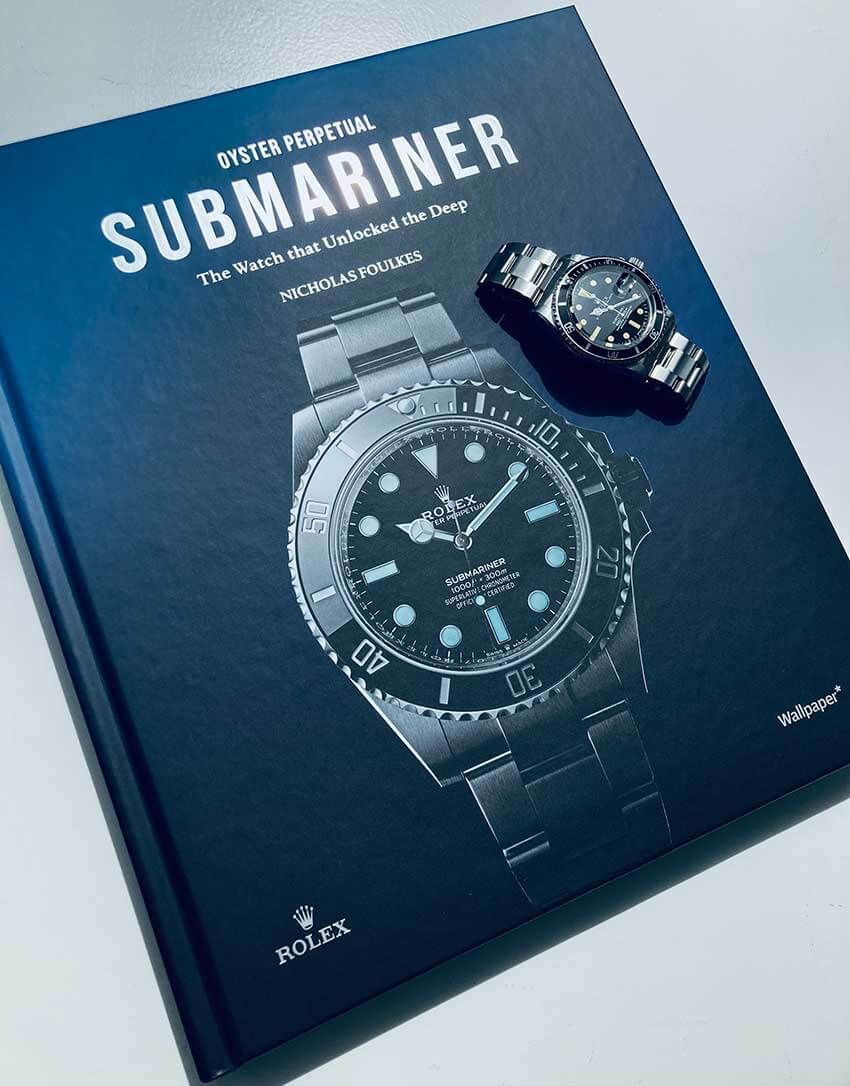 好きが高じて入手したサブマリーナーの歴史を伝える一冊。歴史が育んだ膨大な情報も時計を楽しむ魅力のひとつだという。