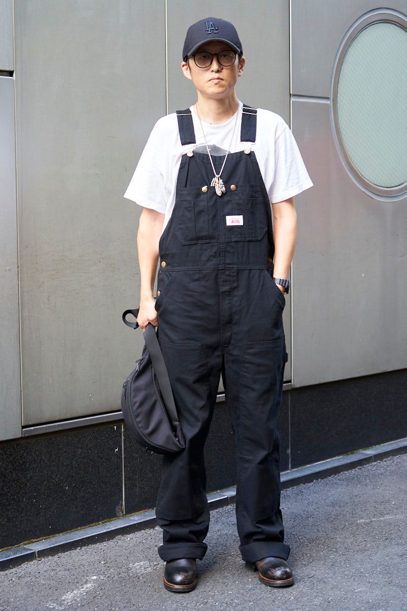 オーバーオール＝ラウンドハウス　Tシャツ、ネックレス＝ともに古着　シューズ＝レッドウィング　帽子＝フォーティーセブン　眼鏡＝リム　バッグ＝ストリームエクスチェンジ　腕時計＝カシオ　リング＝不明