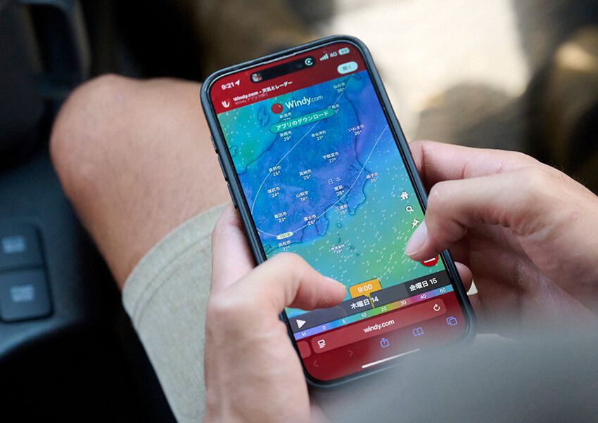 スマホのアプリで、風や波の状態を常にチェックしている白方さん。「これとは別に海上保安庁のサイトも見て、波の予測を立てています。風を読むのが僕の仕事とも言えますね」。