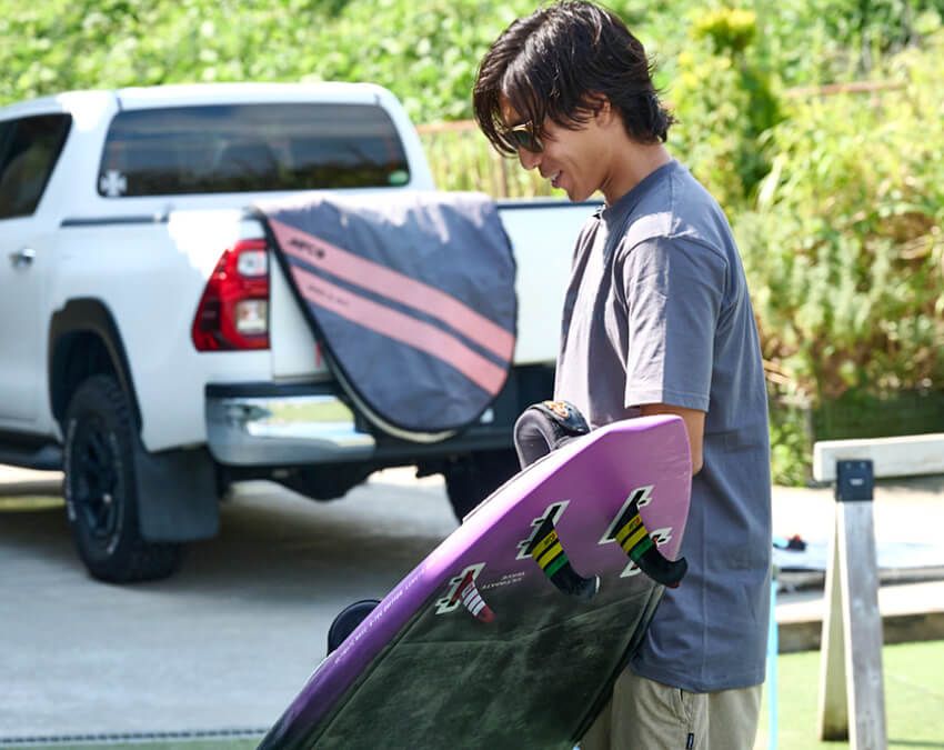 1996年生まれ、神奈川県茅ヶ崎市出身。プロウィンドサーファー。2013年に「オールジャパン ウェイブ クラシック」初級クラスで優勝し頭角を現し、2017年にスペシャルクラス3位入賞を経て、同年「PWA ワールドウィンドサーフィ ツアー」でプロデビュー。地域の子どもたちとアート制作を行うなど社会活動にも積極的に参加している。Instagram@s_yushi31